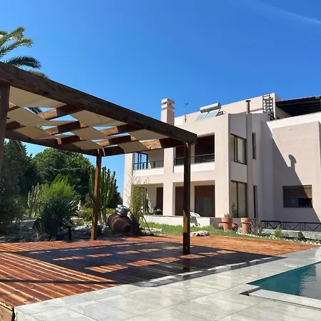וילה The Coral Tree Luxury יאליסוס